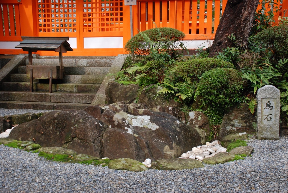 熊野那智大社的必看特色之二：神社境內御縣彦社的八咫烏及烏石